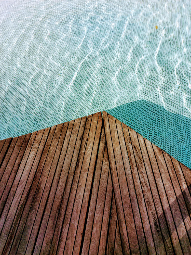 Modelos de deck de madeira para piscina: como escolher a opção para transformar sua área de lazer?
