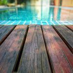 Modelos de deck de madeira para piscina: como escolher a opção para transformar sua área de lazer?