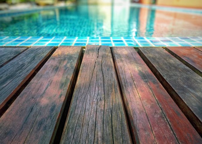 Modelos de deck de madeira para piscina: como escolher a opção para transformar sua área de lazer?