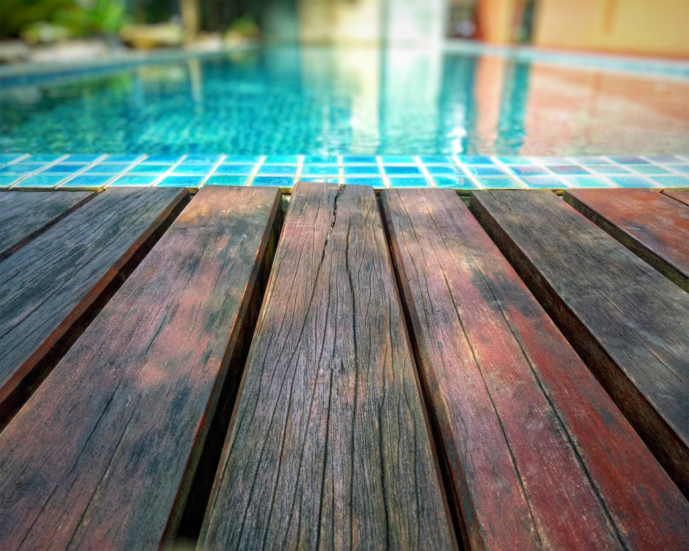 Modelos de deck de madeira para piscina: como escolher a opção para transformar sua área de lazer?