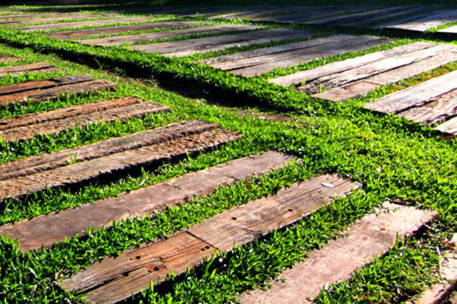 Pisadas de garagem com dormentes